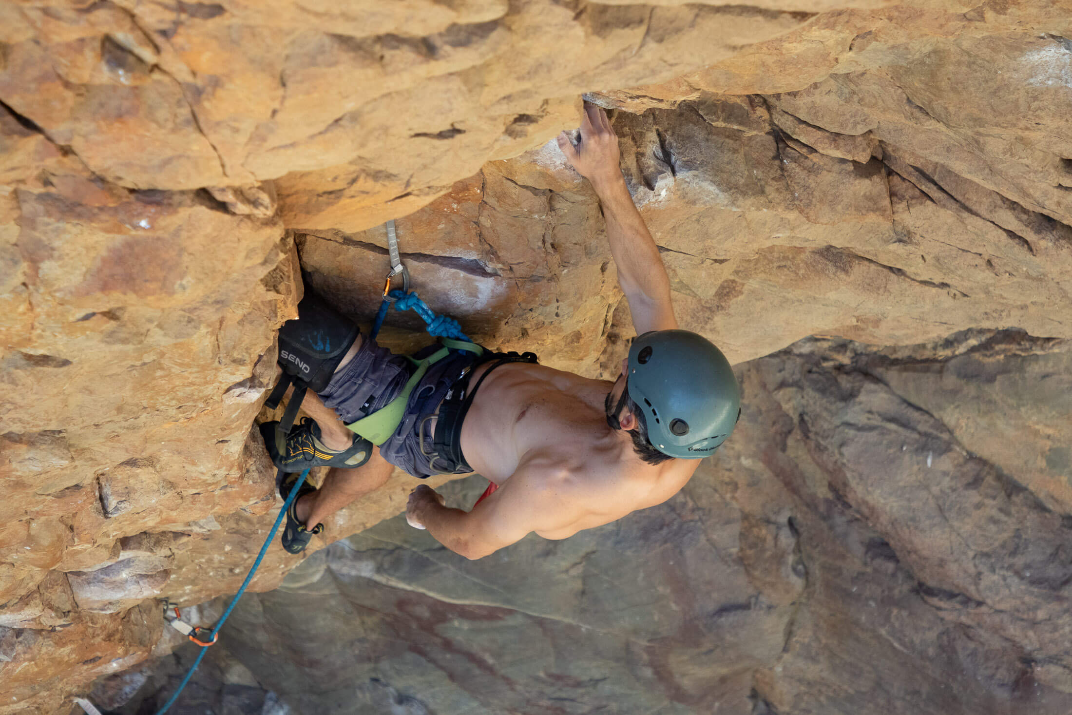 climber using a knee scum