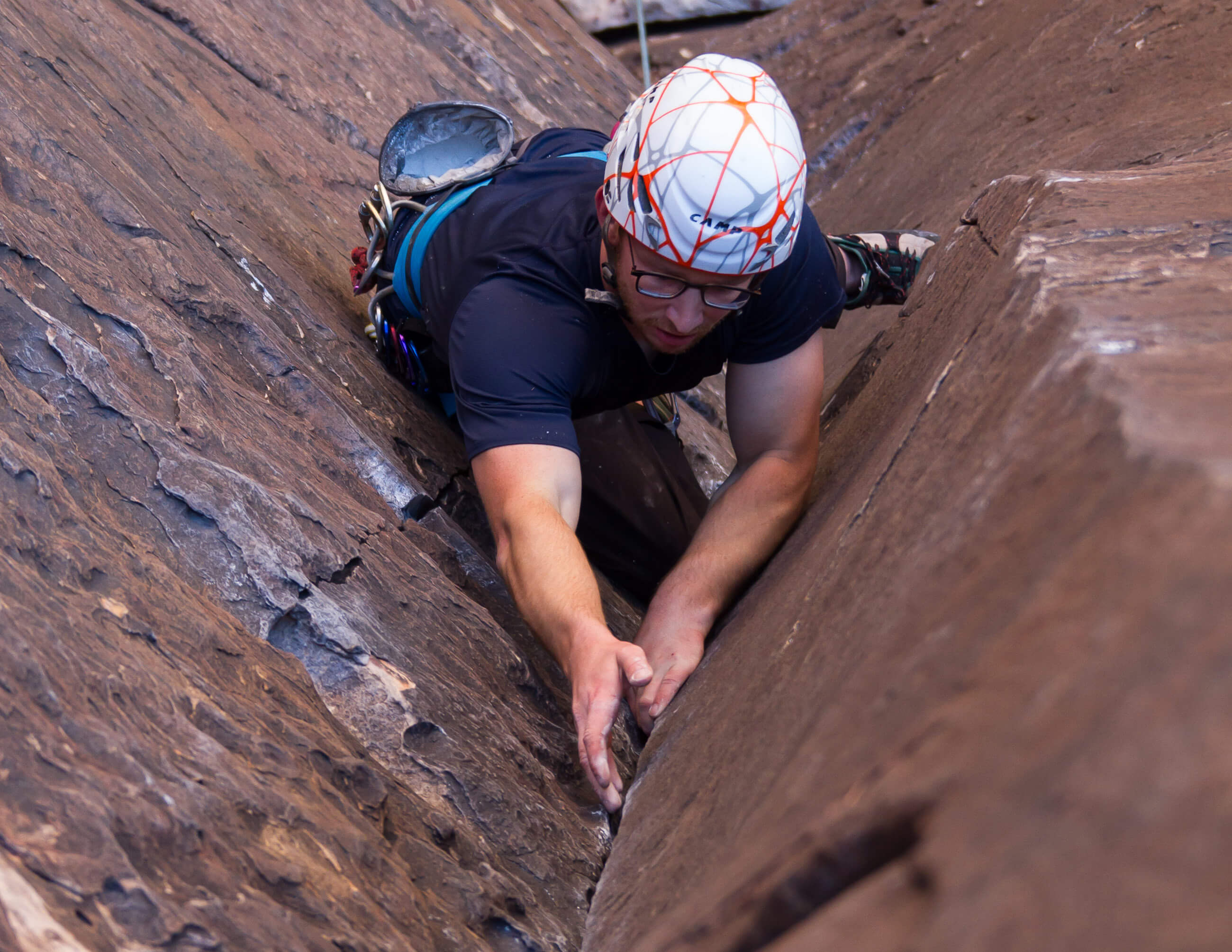 climber jamming his way up a crack