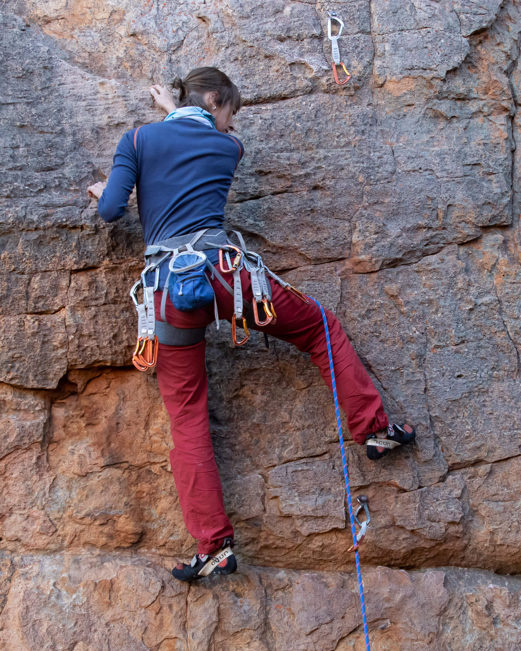 climber with rope behind heel 